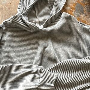 ALO Yoga Heather Gray Ribbed, Cropped, Hooded Pullover with Matching Pants